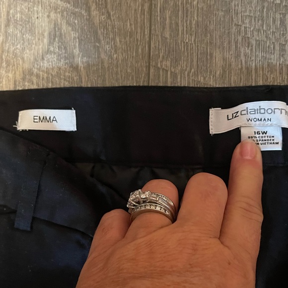 Liz Clairborne. Emma pants. Size 16 W - Picture 4 of 5